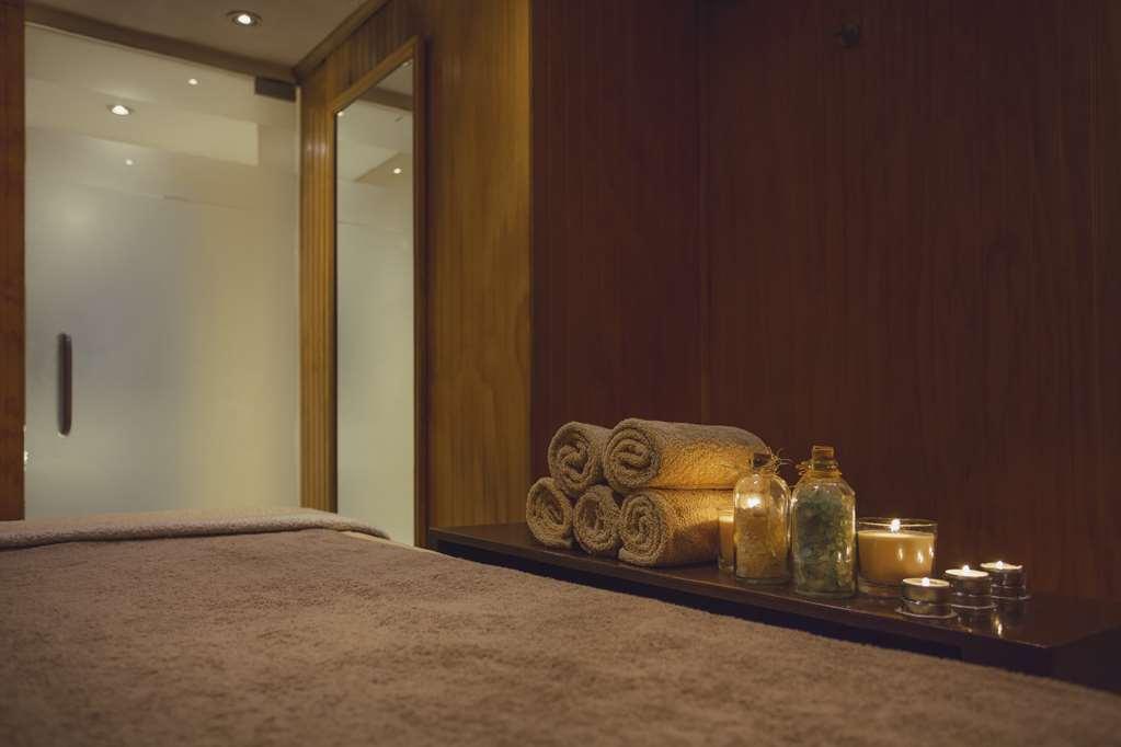 Nh Collection Plaza Santiago Otel Konforlar fotoğraf A massage table