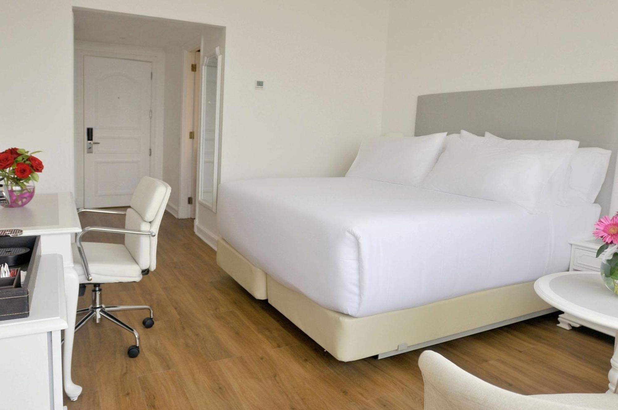 Nh Collection Plaza Santiago Otel Dış mekan fotoğraf A room at the hotel