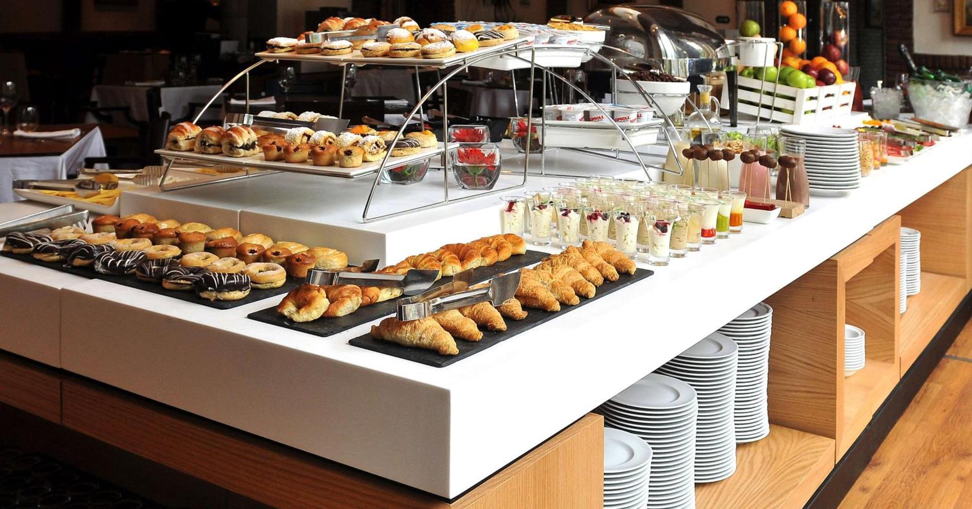 Nh Collection Plaza Santiago Otel Dış mekan fotoğraf A buffet