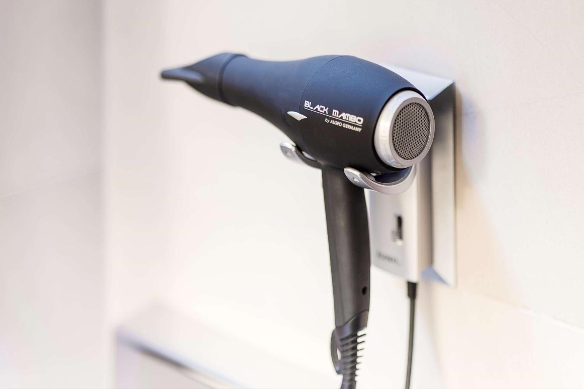 Nh Collection Plaza Santiago Otel Dış mekan fotoğraf A hair dryer