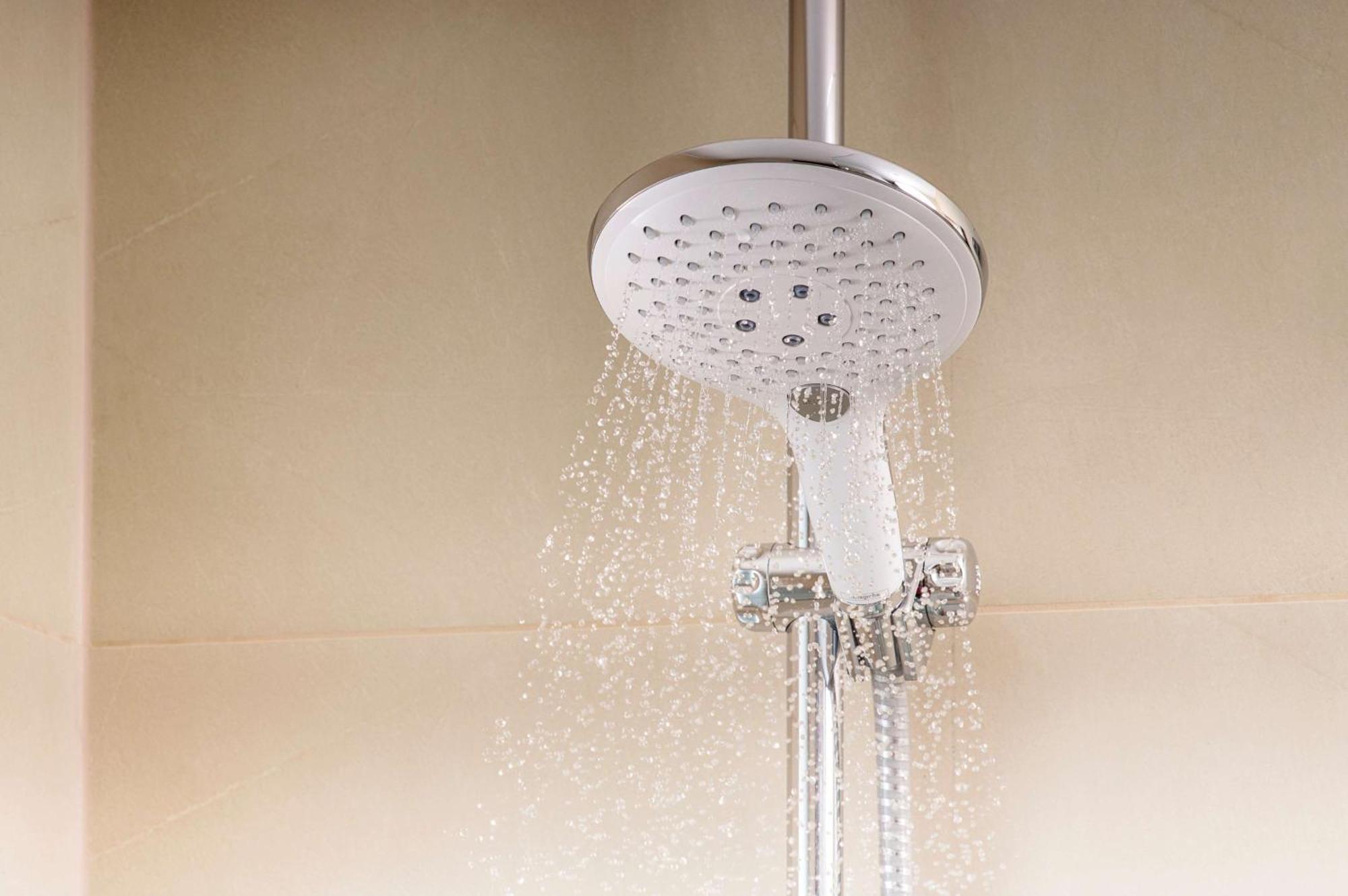 Nh Collection Plaza Santiago Otel Dış mekan fotoğraf A shower in operation