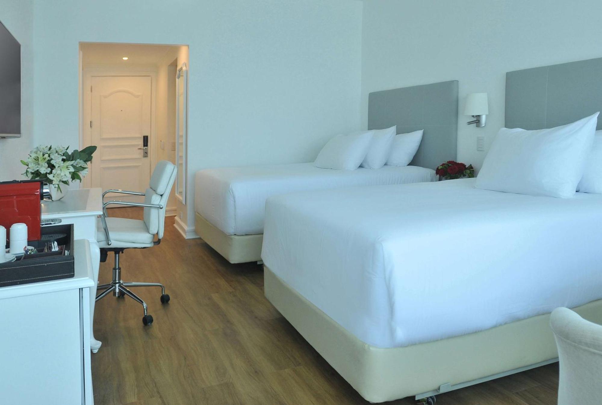 Nh Collection Plaza Santiago Otel Dış mekan fotoğraf A room at the hotel
