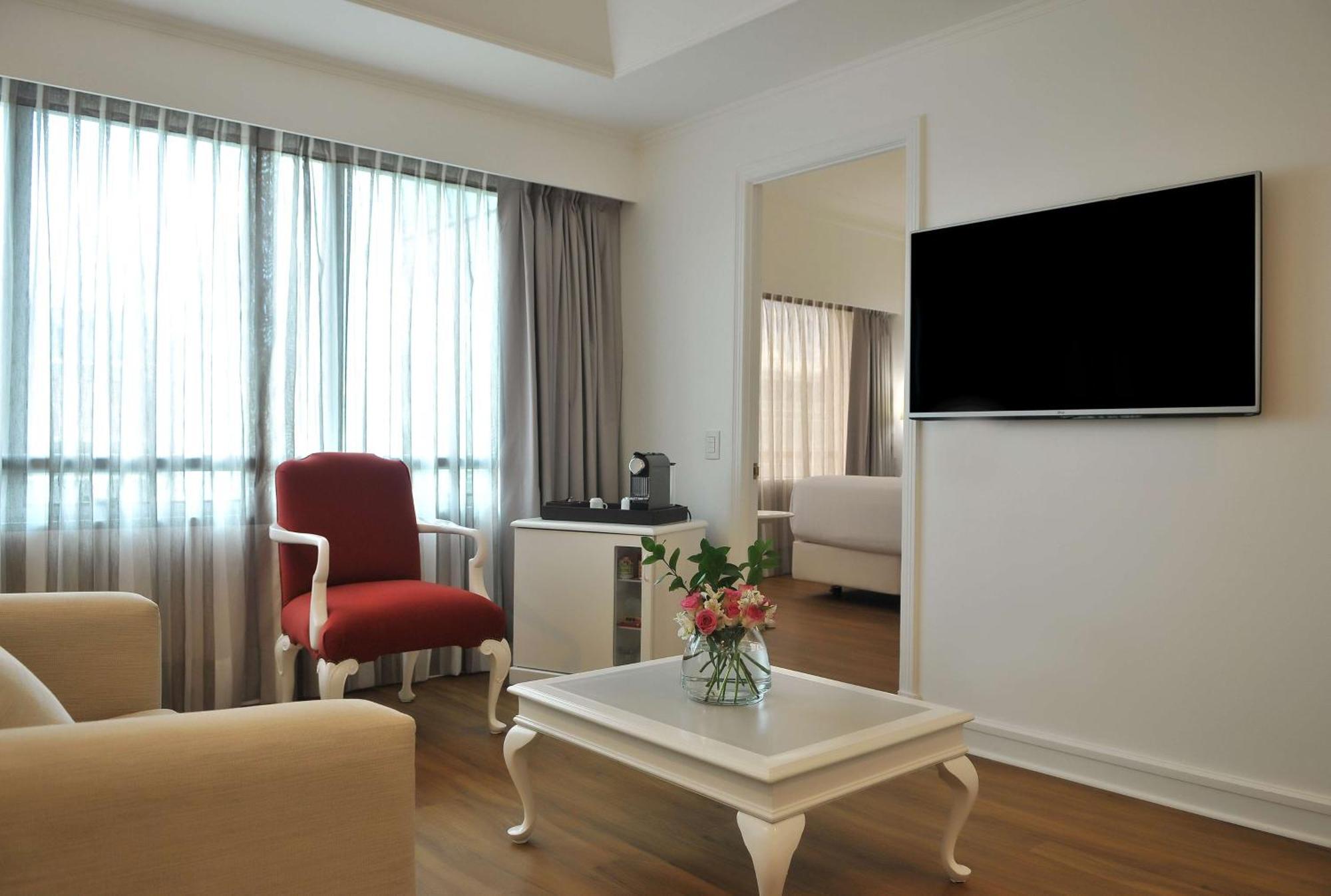 Nh Collection Plaza Santiago Otel Dış mekan fotoğraf A room at the hotel
