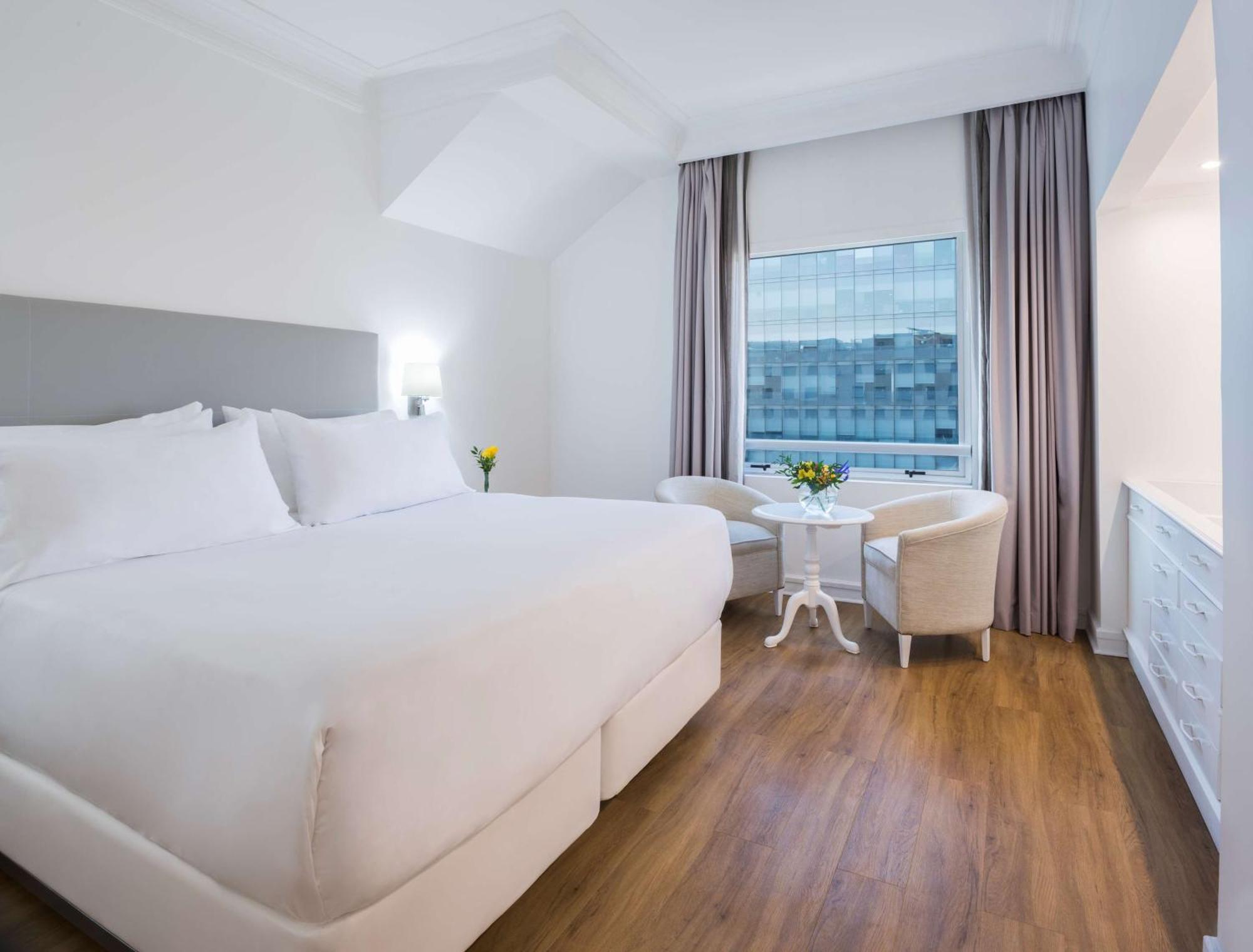 Nh Collection Plaza Santiago Otel Dış mekan fotoğraf A room at the hotel