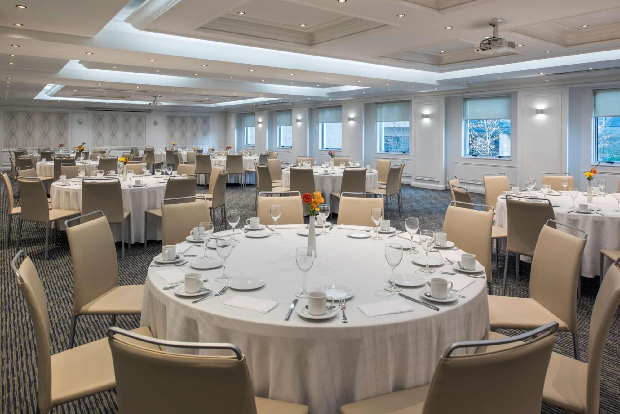 Nh Collection Plaza Santiago Otel Dış mekan fotoğraf The ballroom at the Royal Automobile Club
