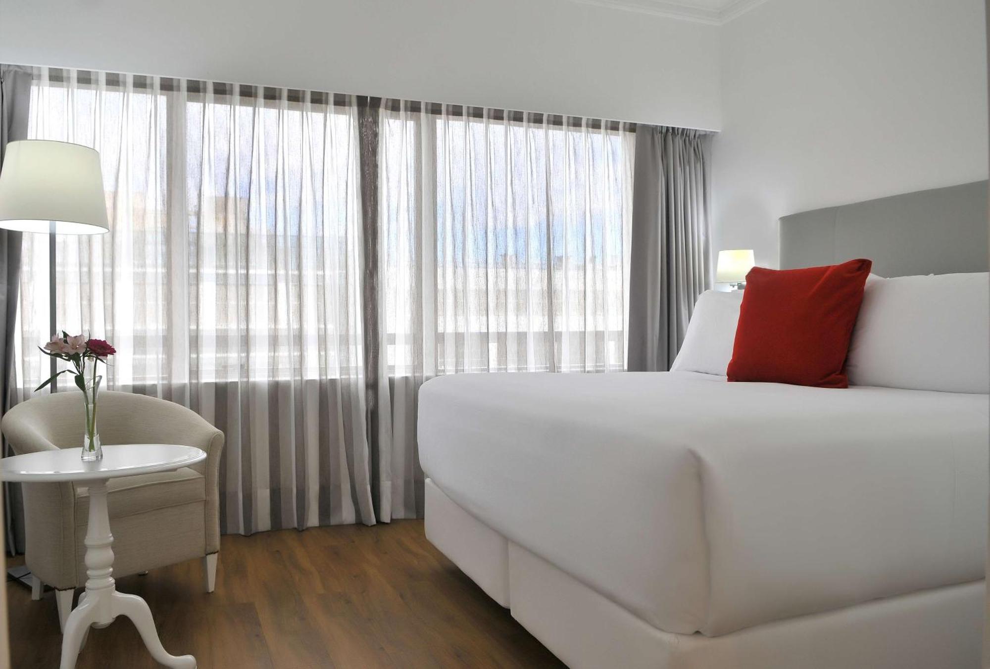 Nh Collection Plaza Santiago Otel Dış mekan fotoğraf A room at the hotel