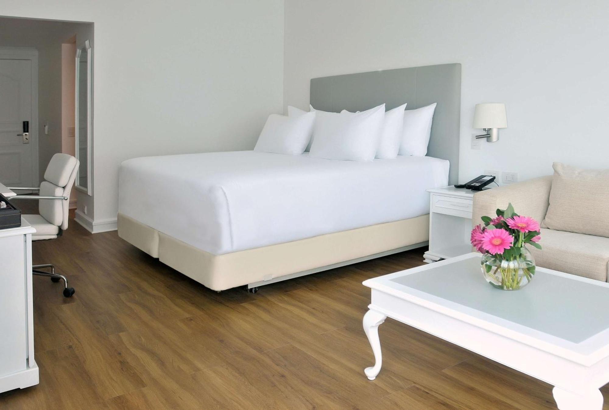 Nh Collection Plaza Santiago Otel Dış mekan fotoğraf A room at the hotel