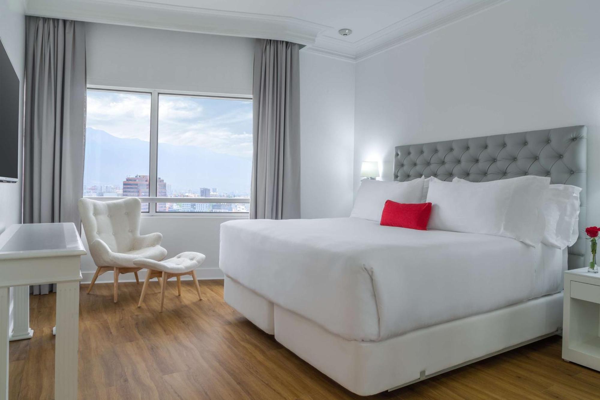 Nh Collection Plaza Santiago Otel Dış mekan fotoğraf A bedroom at the hotel